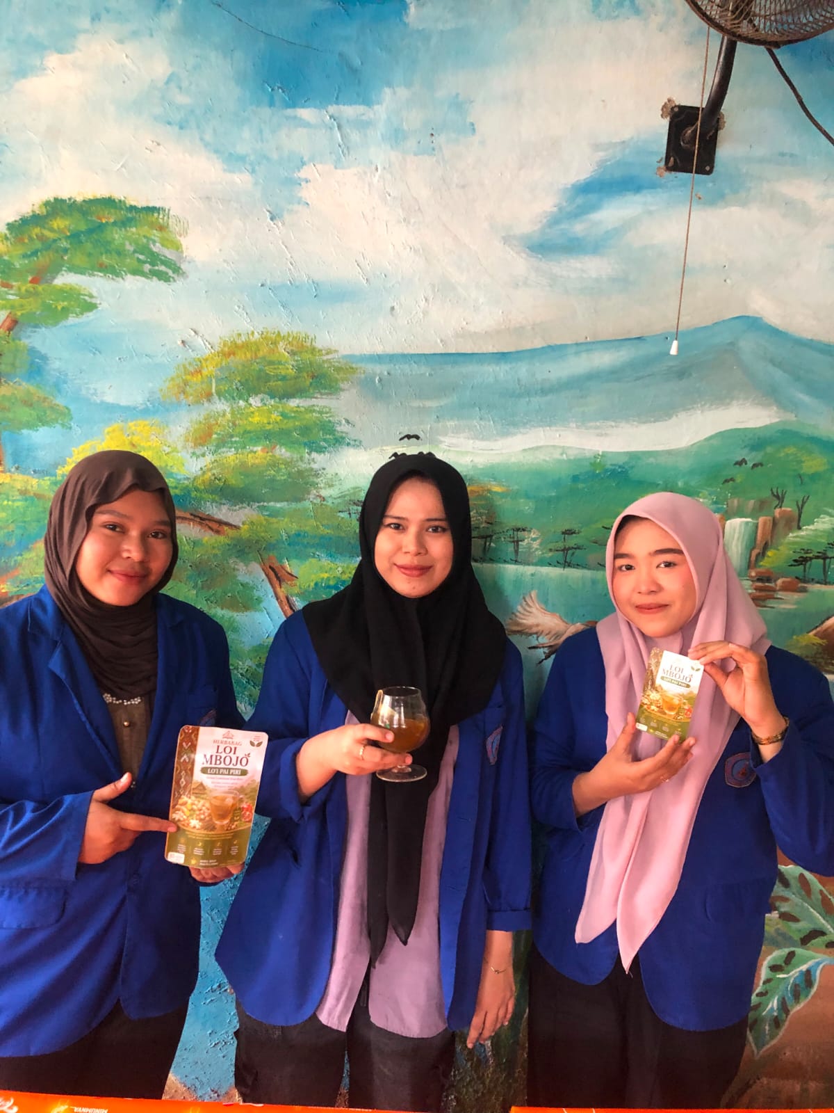 Mahasiswa STIE Bima memperkenalkan kemasan HERBABAG LO'I MBOJO